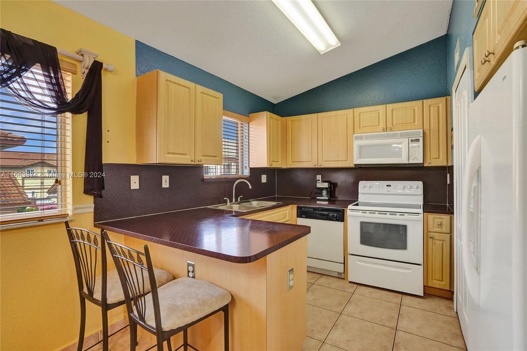 For Sale: $349,000 (2 beds, 2 baths, 1106 Square Feet)