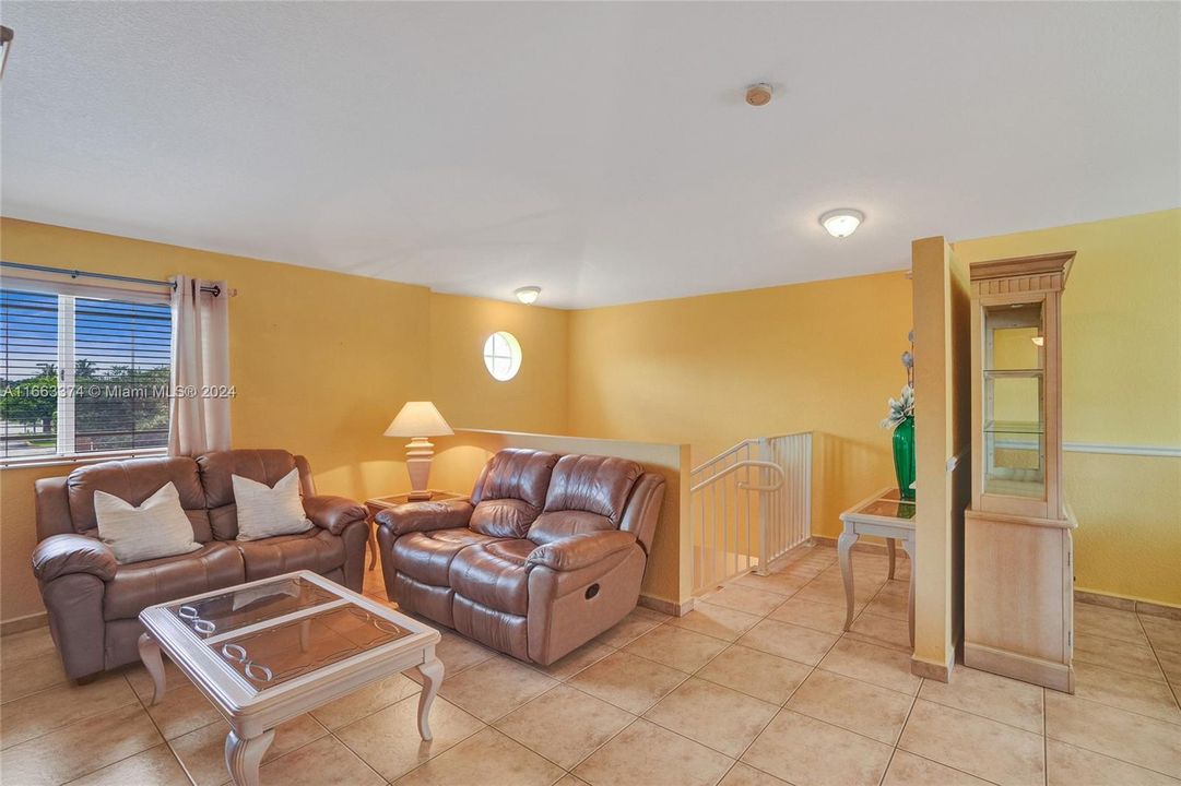 For Sale: $349,000 (2 beds, 2 baths, 1106 Square Feet)