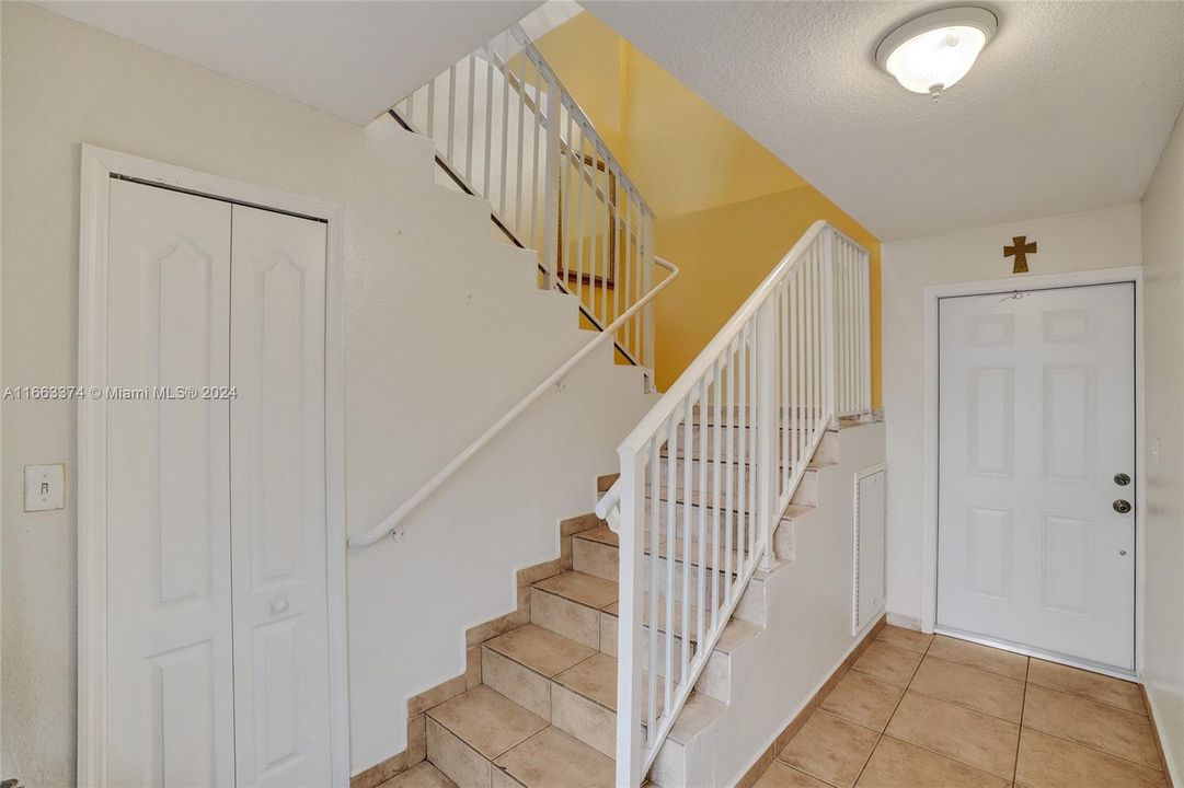 For Sale: $349,000 (2 beds, 2 baths, 1106 Square Feet)