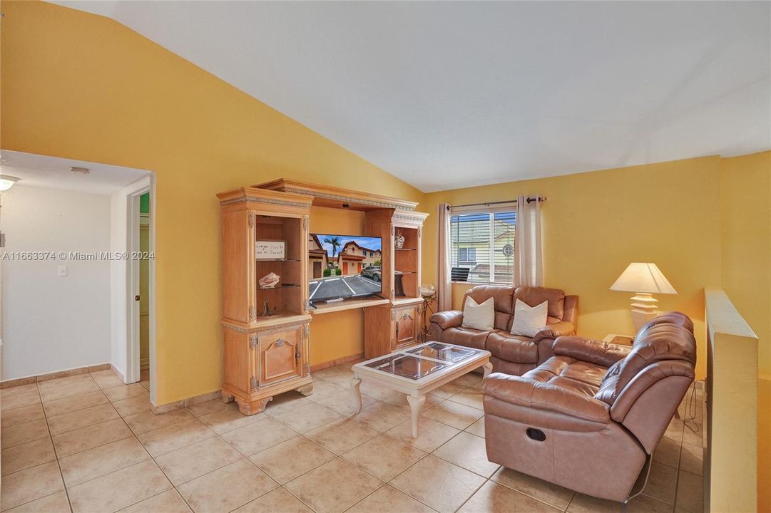 For Sale: $349,000 (2 beds, 2 baths, 1106 Square Feet)