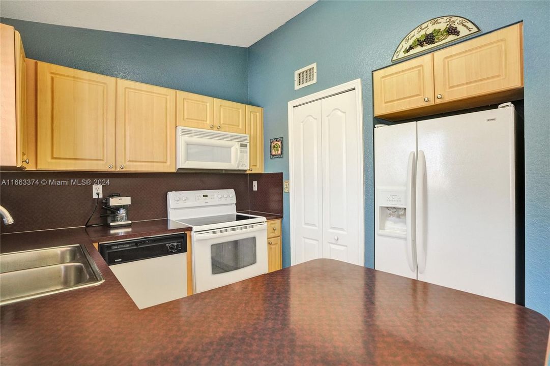 For Sale: $349,000 (2 beds, 2 baths, 1106 Square Feet)