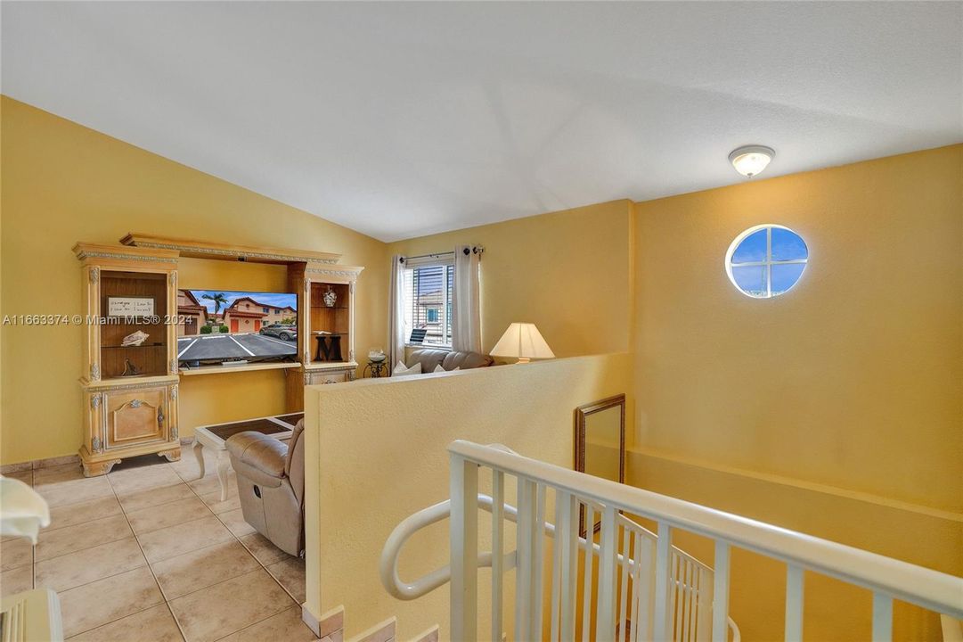 For Sale: $349,000 (2 beds, 2 baths, 1106 Square Feet)