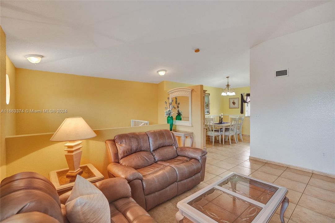 For Sale: $349,000 (2 beds, 2 baths, 1106 Square Feet)