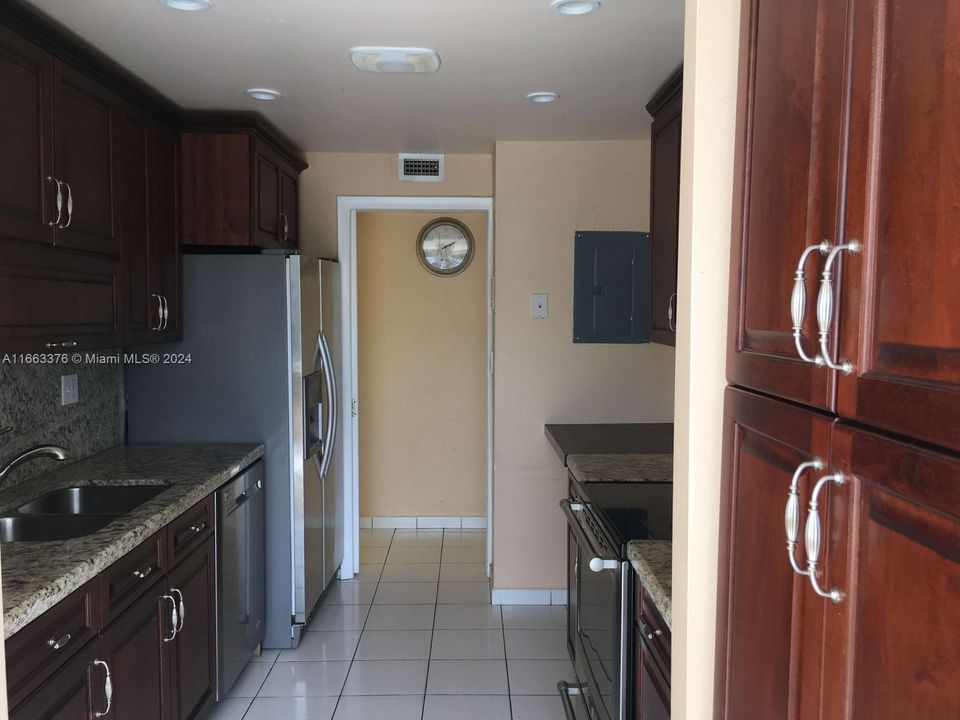 For Rent: $2,500 (2 beds, 2 baths, 937 Square Feet)