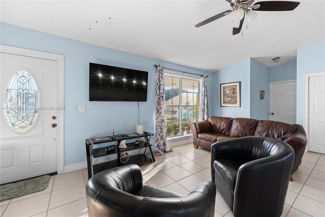 For Sale: $550,000 (4 beds, 2 baths, 1334 Square Feet)