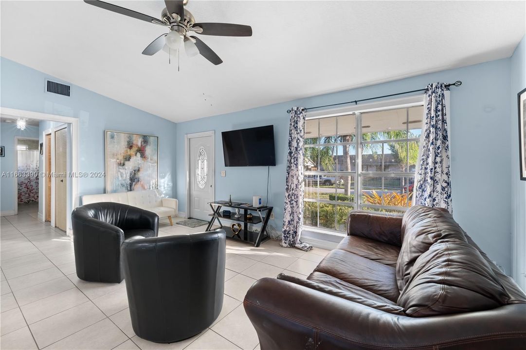 For Sale: $550,000 (4 beds, 2 baths, 1334 Square Feet)