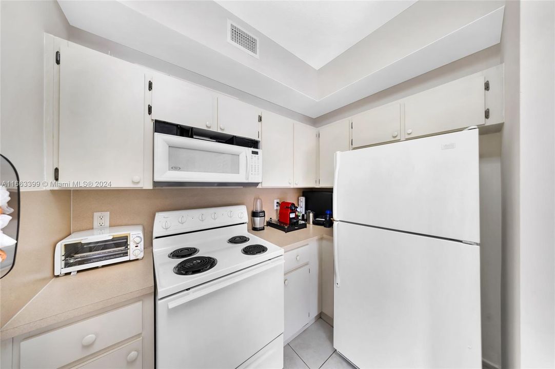 For Sale: $295,000 (1 beds, 1 baths, 650 Square Feet)