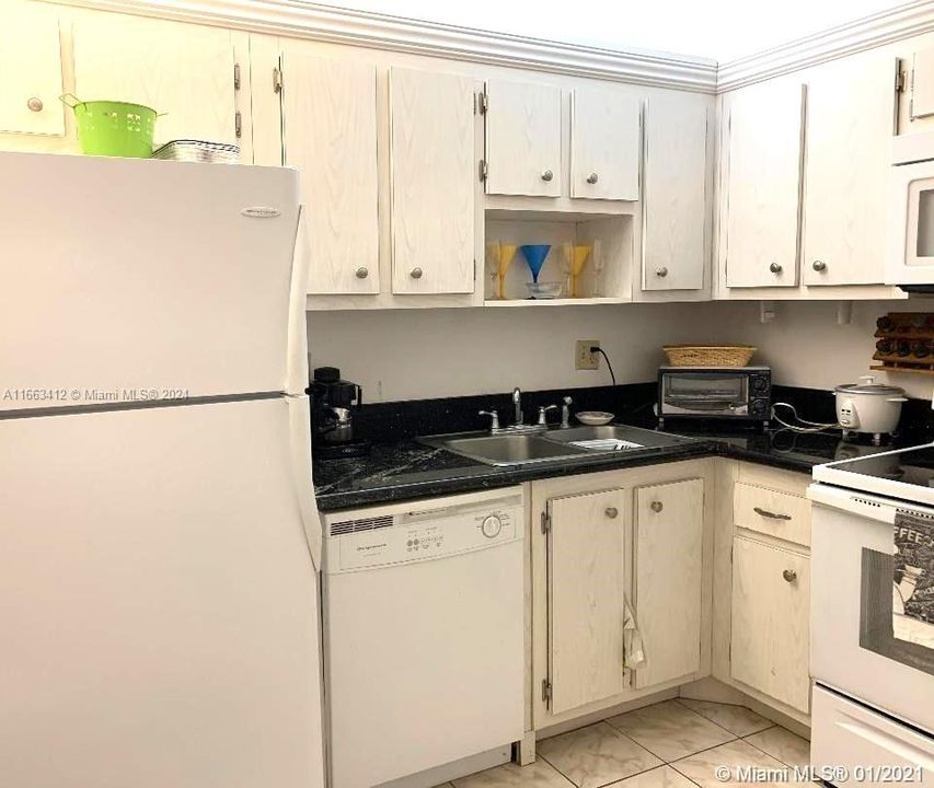 For Sale: $103,000 (1 beds, 1 baths, 928 Square Feet)