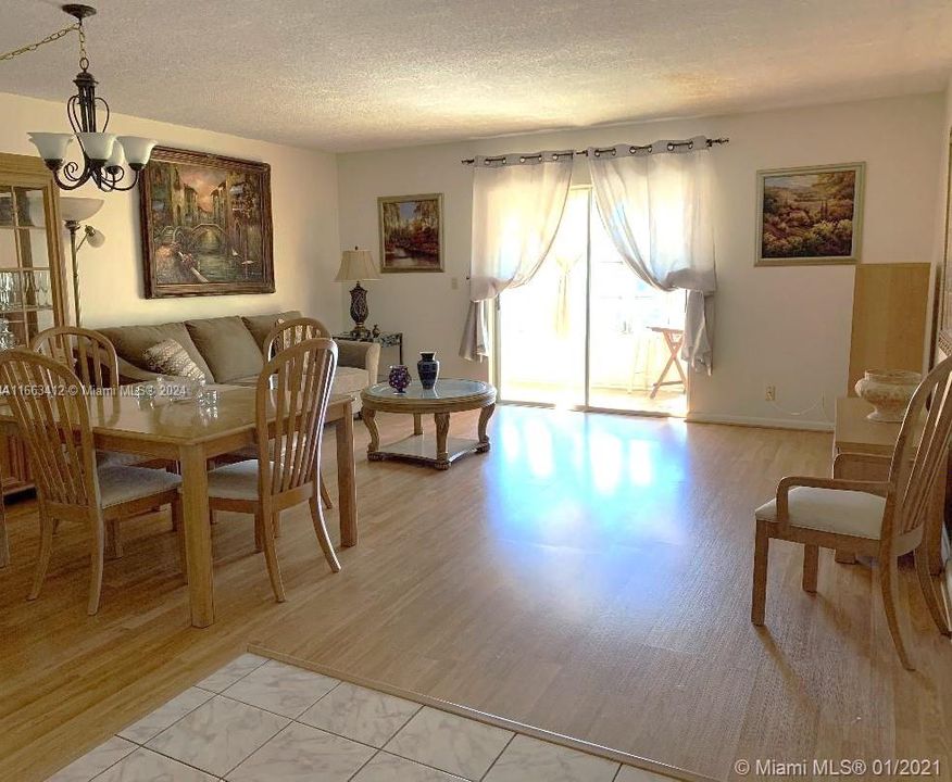 For Sale: $103,000 (1 beds, 1 baths, 928 Square Feet)