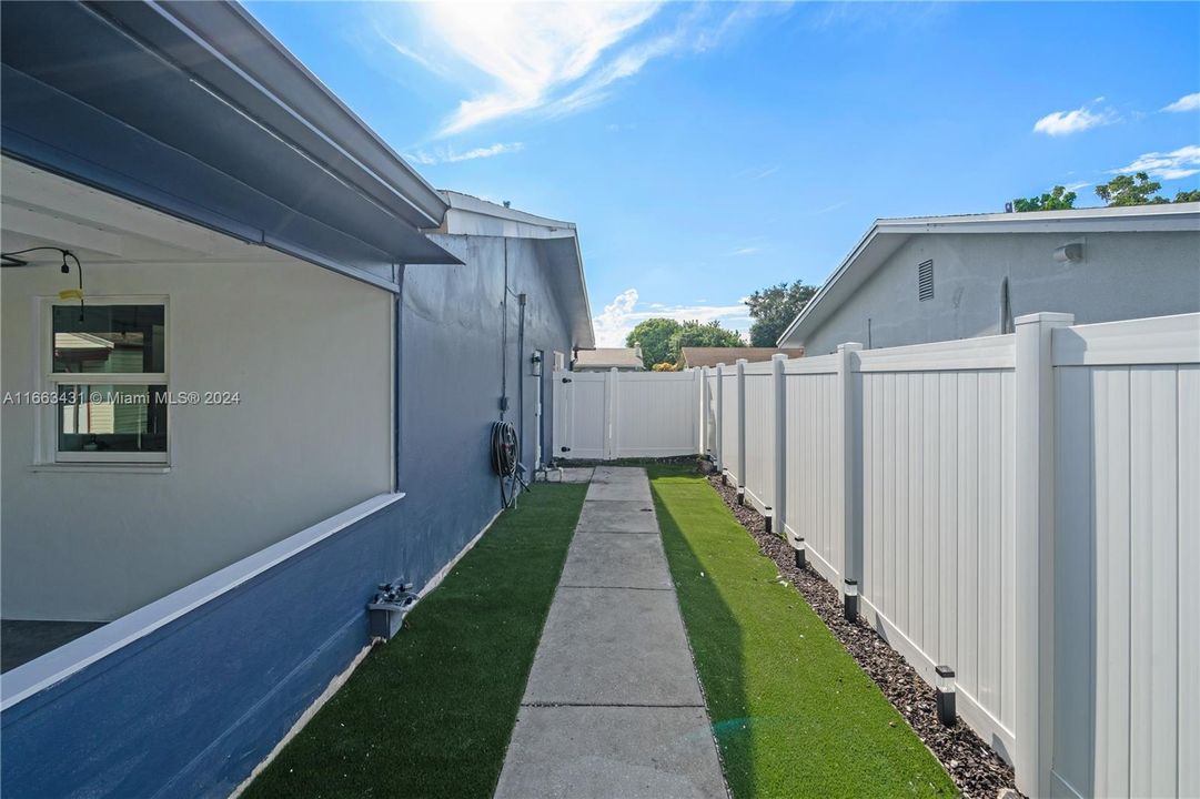 For Sale: $585,000 (3 beds, 2 baths, 1844 Square Feet)