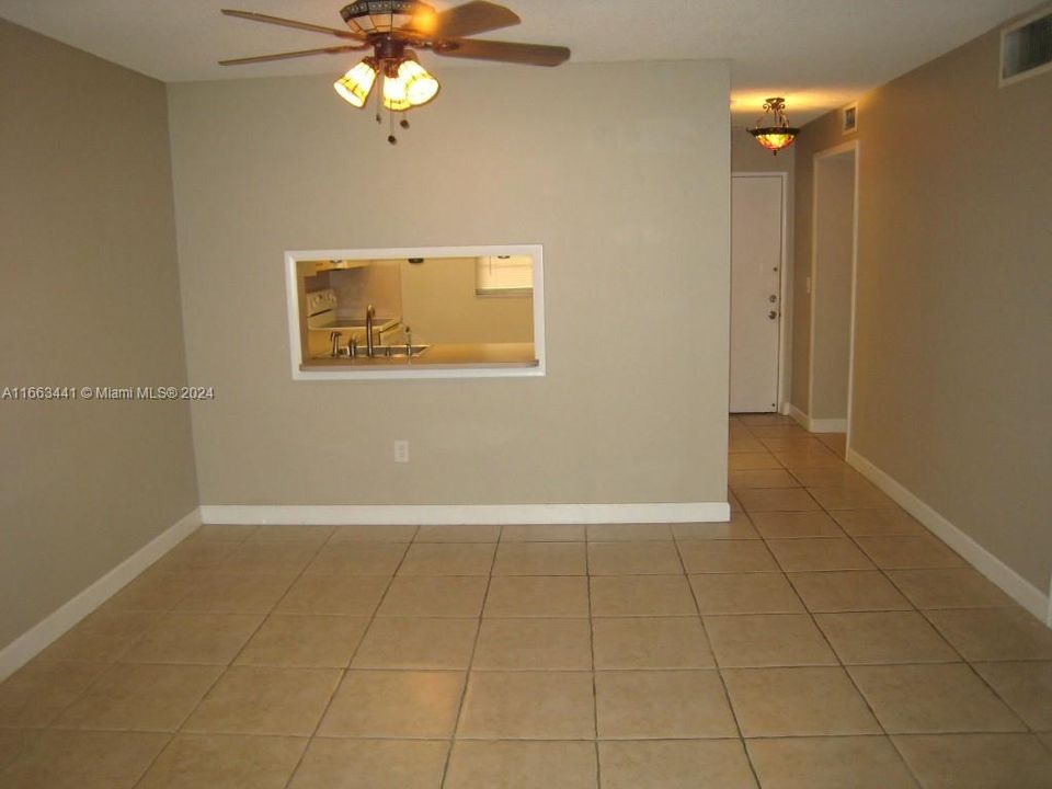 For Rent: $1,900 (1 beds, 1 baths, 712 Square Feet)