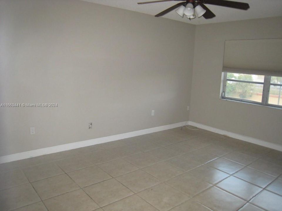 For Rent: $1,900 (1 beds, 1 baths, 712 Square Feet)