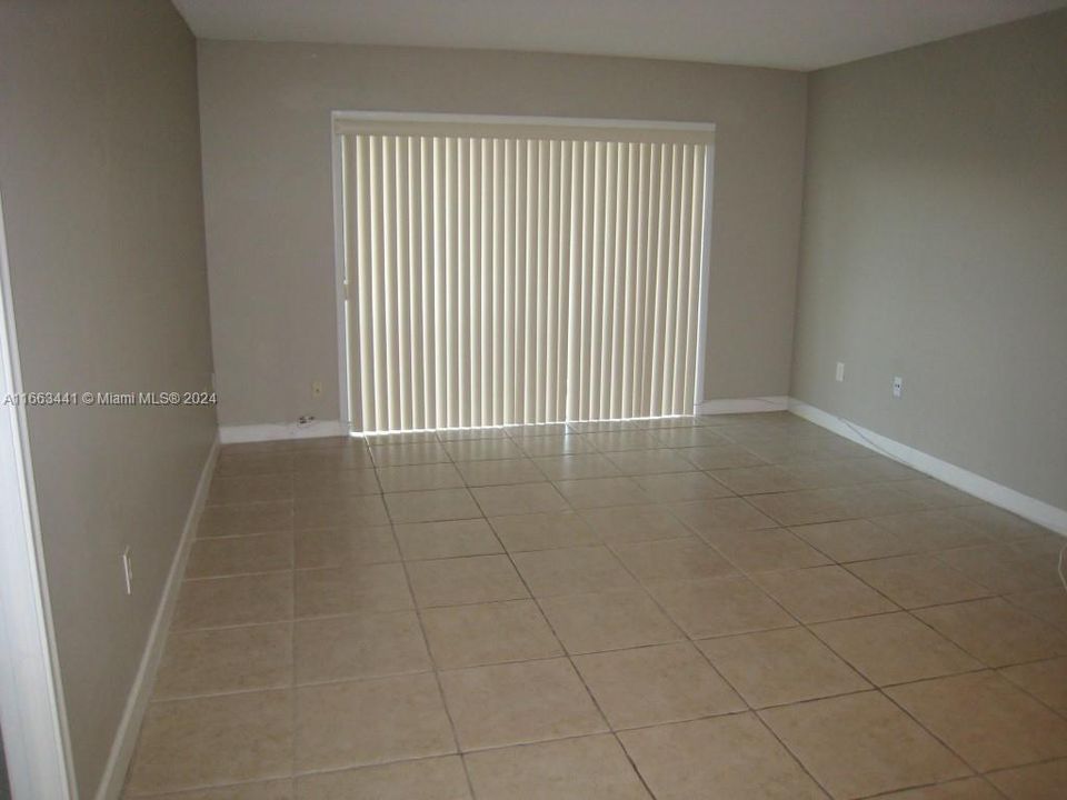 For Rent: $1,900 (1 beds, 1 baths, 712 Square Feet)