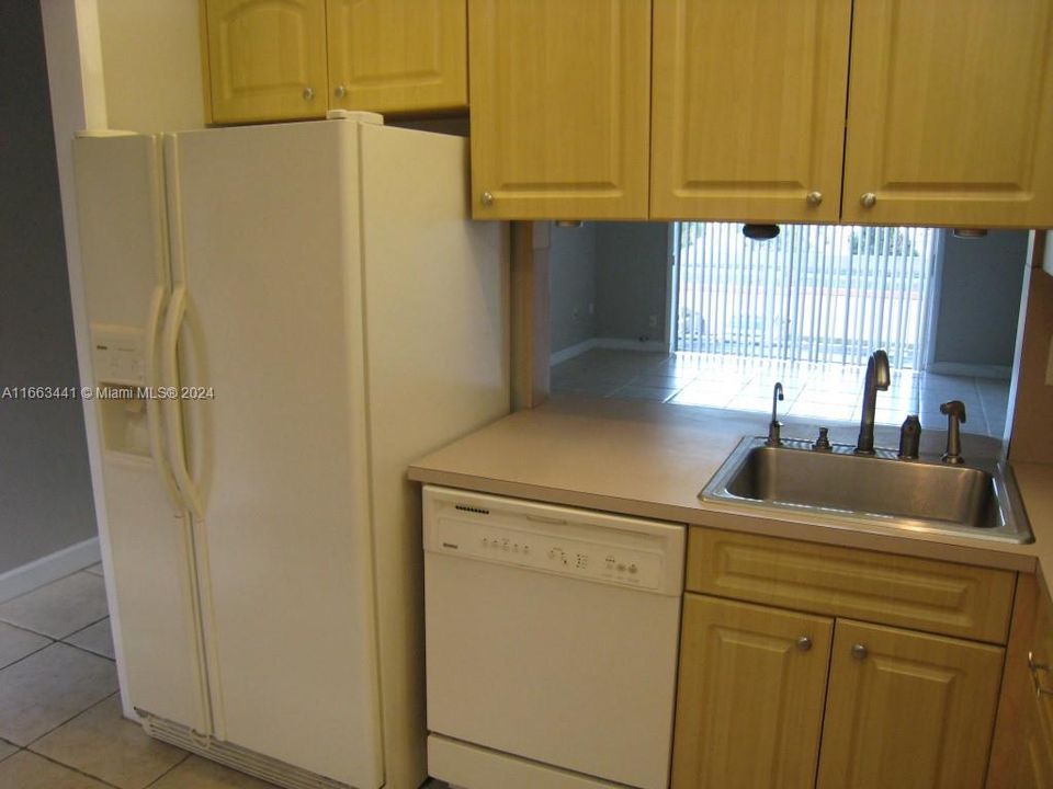 For Rent: $1,900 (1 beds, 1 baths, 712 Square Feet)