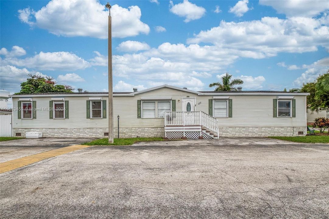 very spacious double-wide -manufactured home