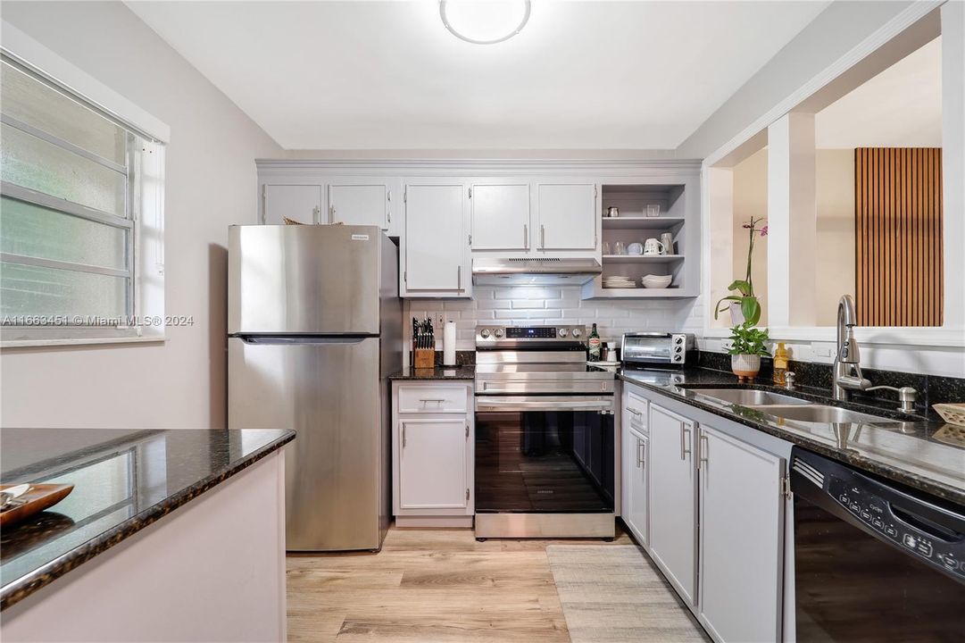 For Sale: $250,000 (2 beds, 2 baths, 930 Square Feet)