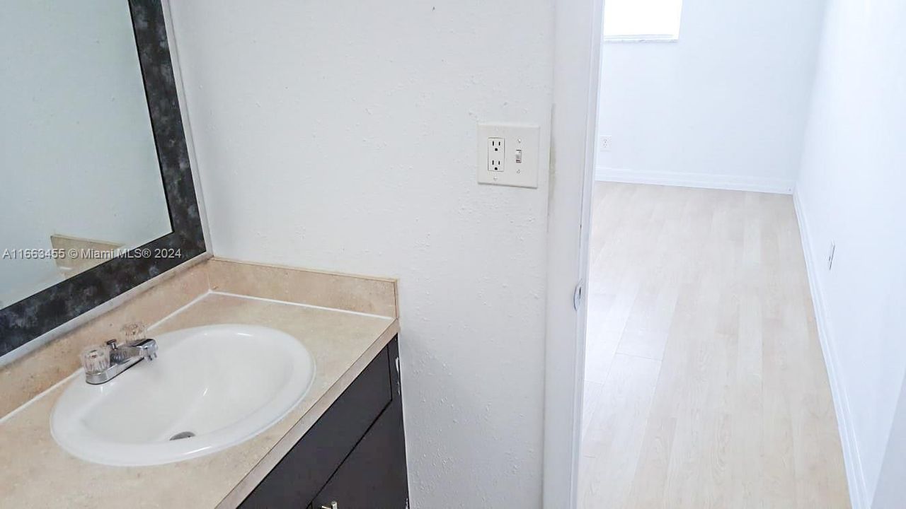 For Sale: $198,000 (2 beds, 2 baths, 949 Square Feet)