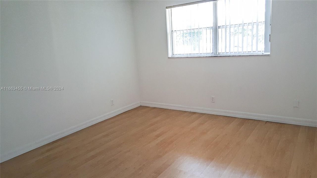 For Sale: $198,000 (2 beds, 2 baths, 949 Square Feet)