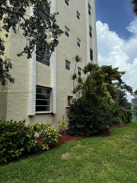 For Rent: $2,400 (2 beds, 2 baths, 1190 Square Feet)