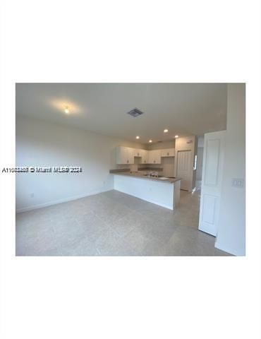 For Rent: $2,950 (3 beds, 2 baths, 1403 Square Feet)