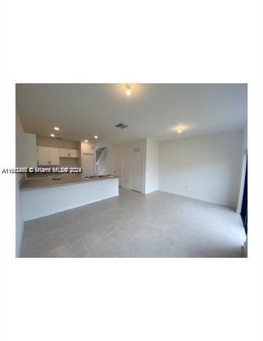 For Rent: $2,950 (3 beds, 2 baths, 1403 Square Feet)