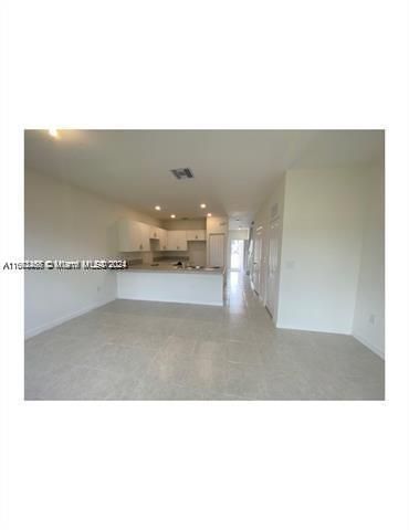 For Rent: $2,950 (3 beds, 2 baths, 1403 Square Feet)