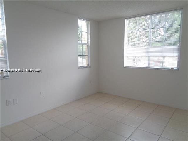 For Rent: $2,150 (2 beds, 1 baths, 922 Square Feet)