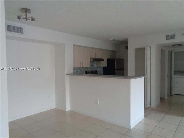 For Rent: $2,150 (2 beds, 1 baths, 922 Square Feet)