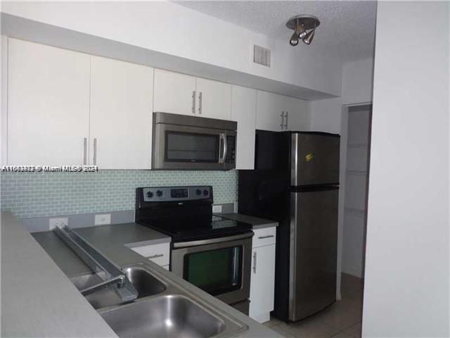 For Rent: $2,150 (2 beds, 1 baths, 922 Square Feet)