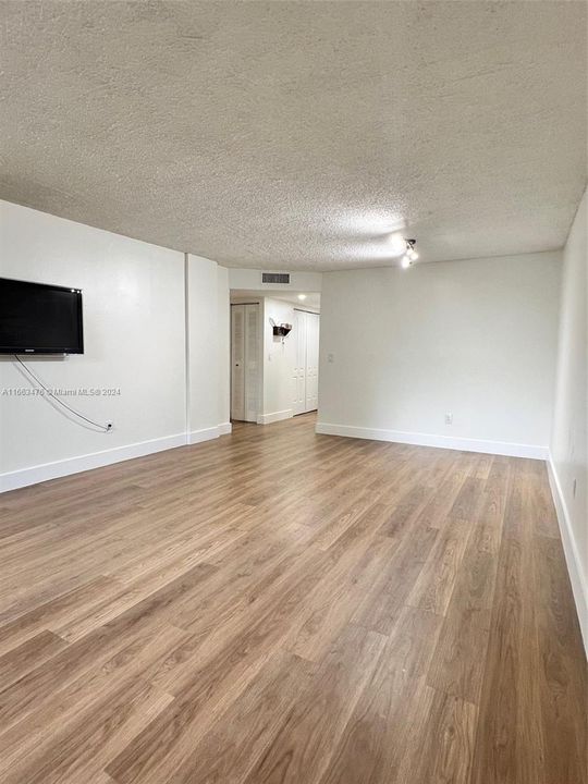 For Rent: $2,000 (1 beds, 1 baths, 703 Square Feet)