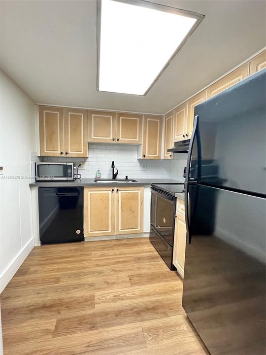 For Rent: $2,000 (1 beds, 1 baths, 703 Square Feet)