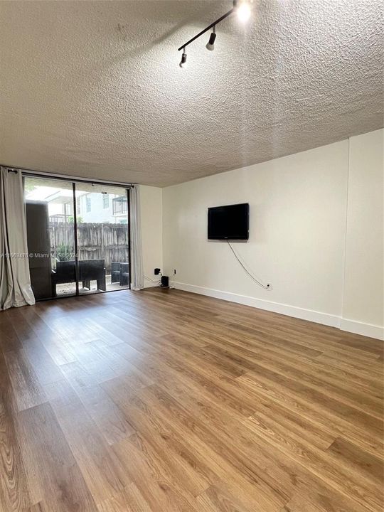 For Rent: $2,000 (1 beds, 1 baths, 703 Square Feet)