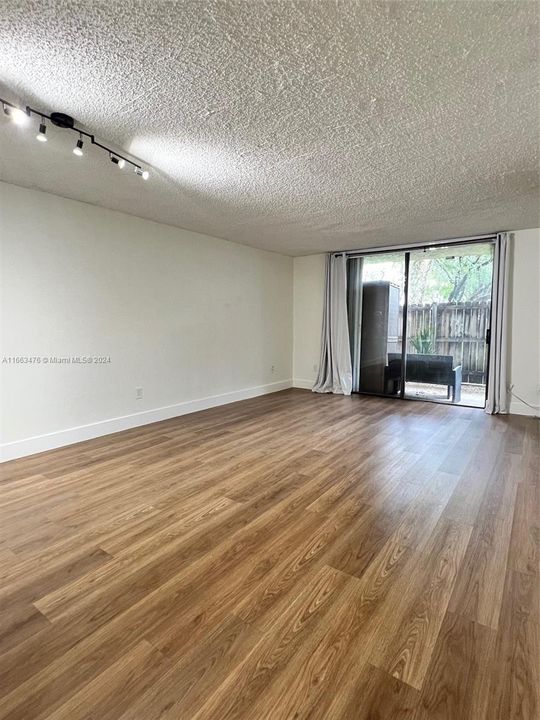 For Rent: $2,000 (1 beds, 1 baths, 703 Square Feet)