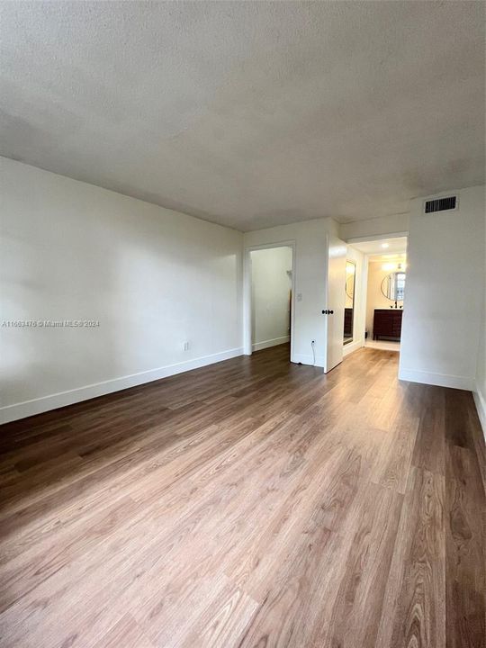 For Rent: $2,000 (1 beds, 1 baths, 703 Square Feet)