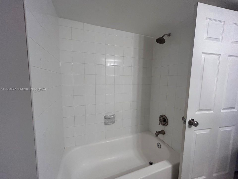 For Rent: $1,750 (1 beds, 1 baths, 676 Square Feet)