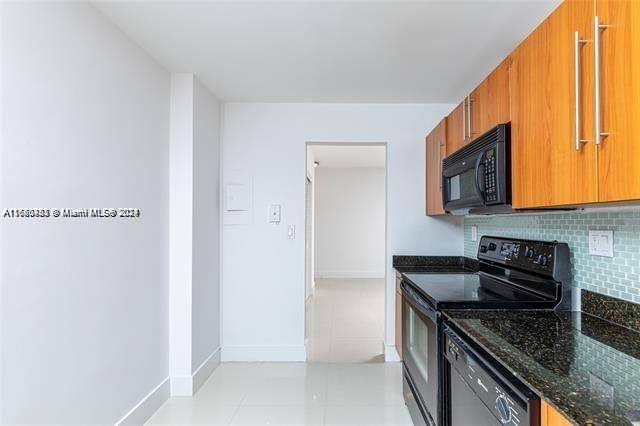 For Rent: $2,400 (1 beds, 1 baths, 883 Square Feet)