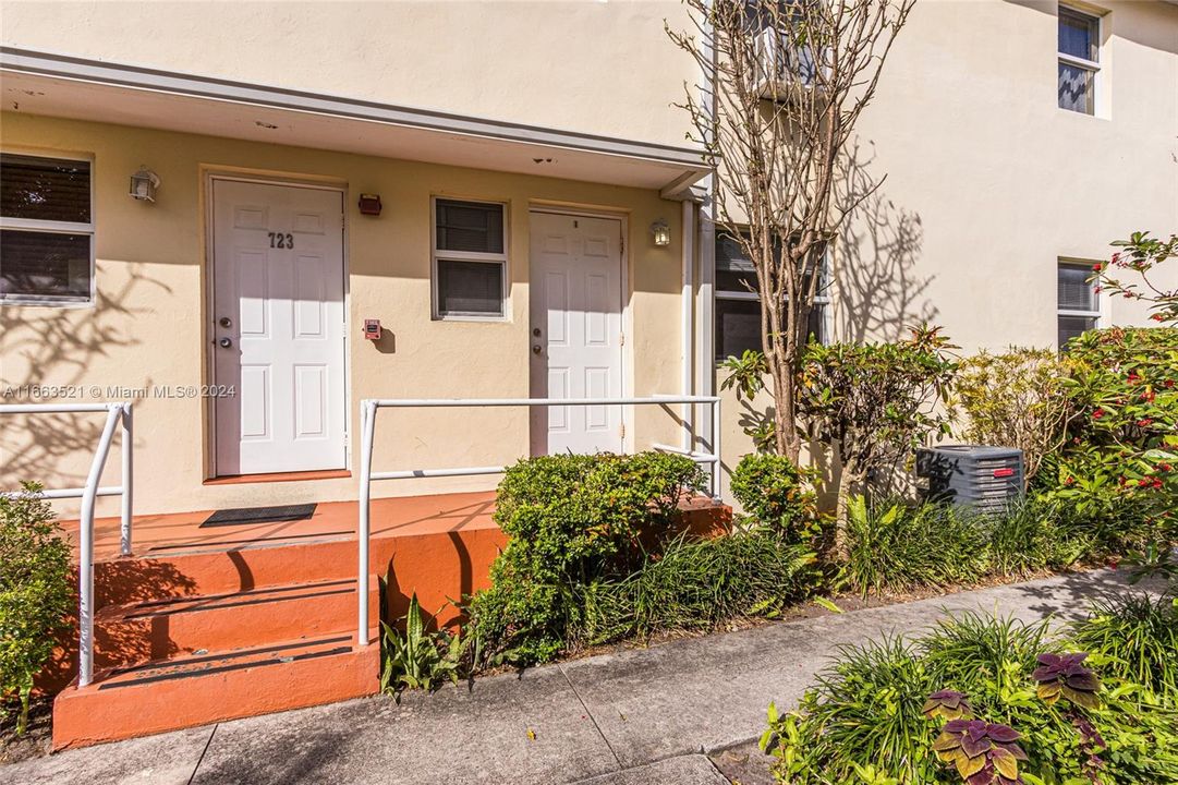 For Sale: $318,000 (2 beds, 1 baths, 846 Square Feet)