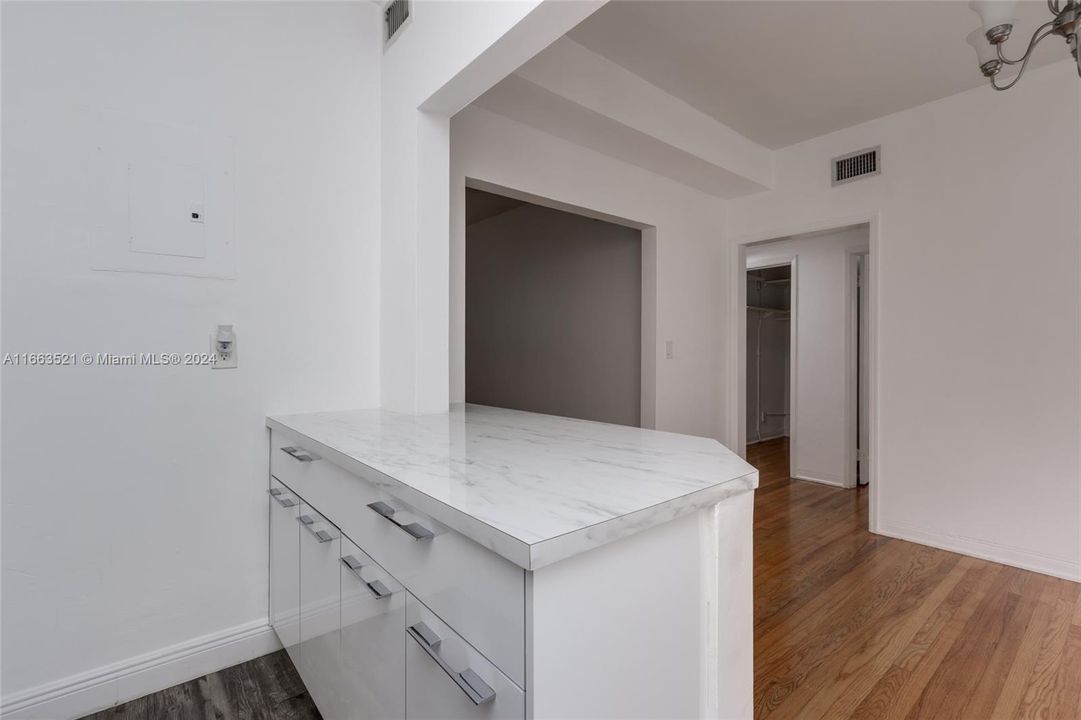 For Sale: $318,000 (2 beds, 1 baths, 846 Square Feet)