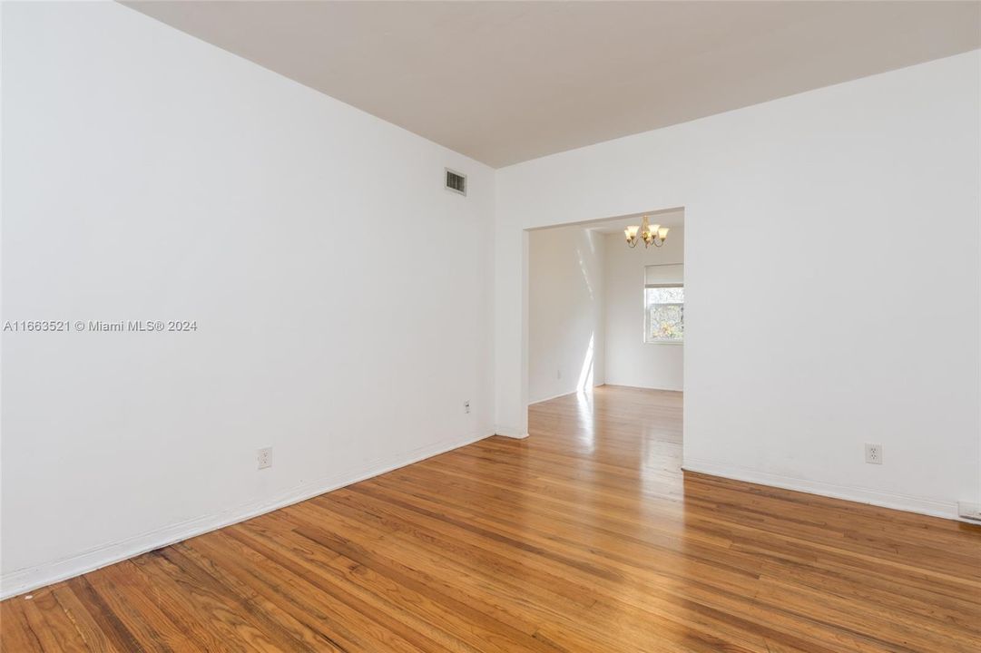 For Sale: $318,000 (2 beds, 1 baths, 846 Square Feet)