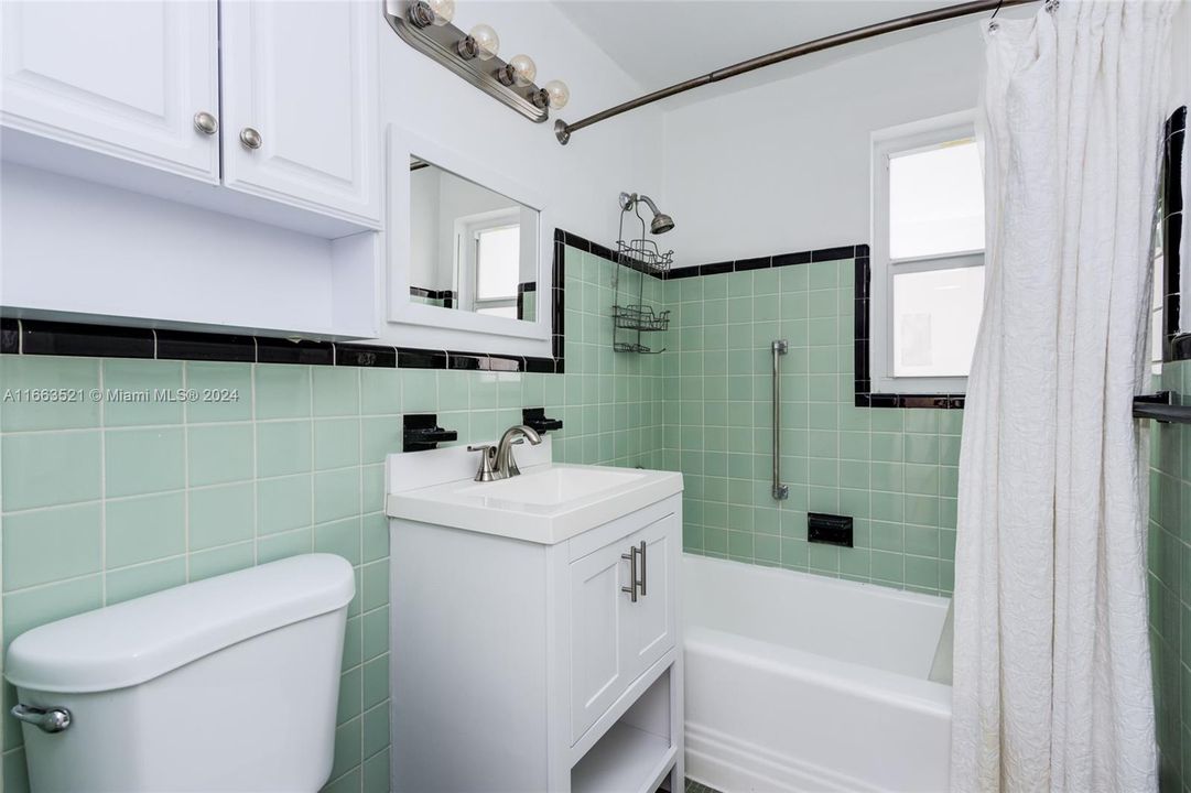 For Sale: $318,000 (2 beds, 1 baths, 846 Square Feet)