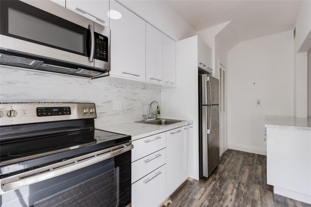 For Sale: $318,000 (2 beds, 1 baths, 846 Square Feet)