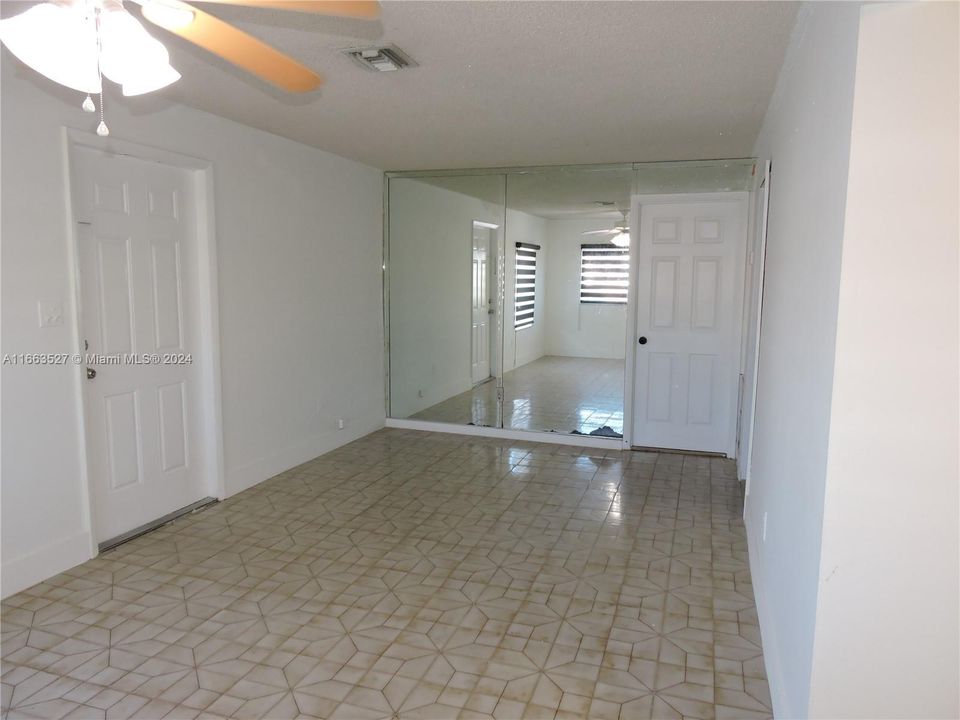 For Rent: $2,400 (2 beds, 1 baths, 800 Square Feet)