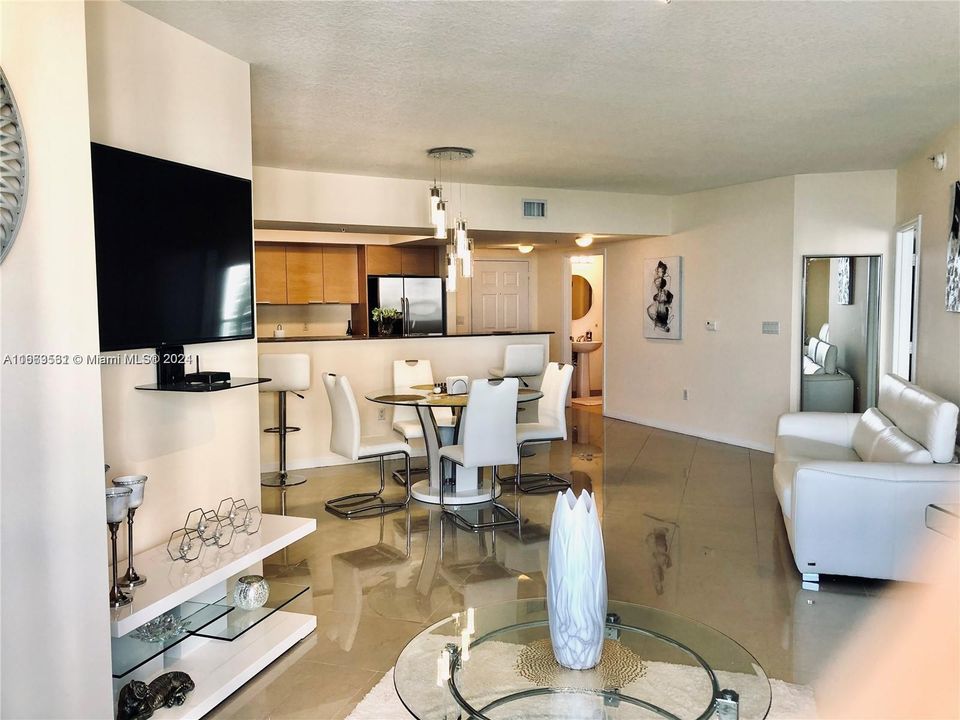 For Sale: $785,000 (1 beds, 1 baths, 1000 Square Feet)