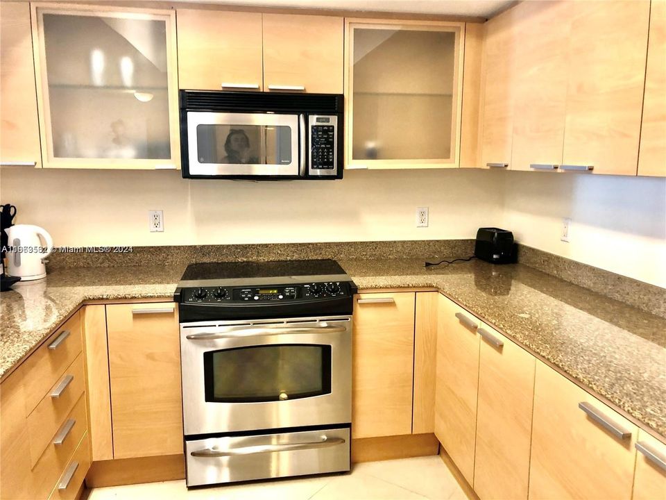 For Sale: $785,000 (1 beds, 1 baths, 1000 Square Feet)