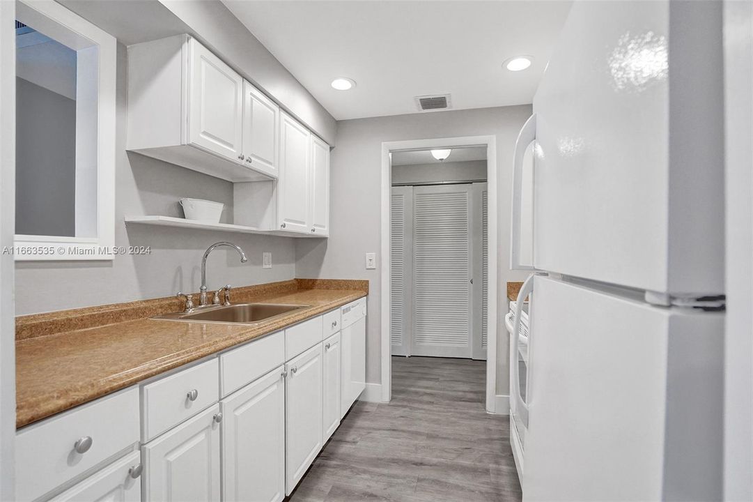 For Sale: $369,900 (2 beds, 2 baths, 1098 Square Feet)