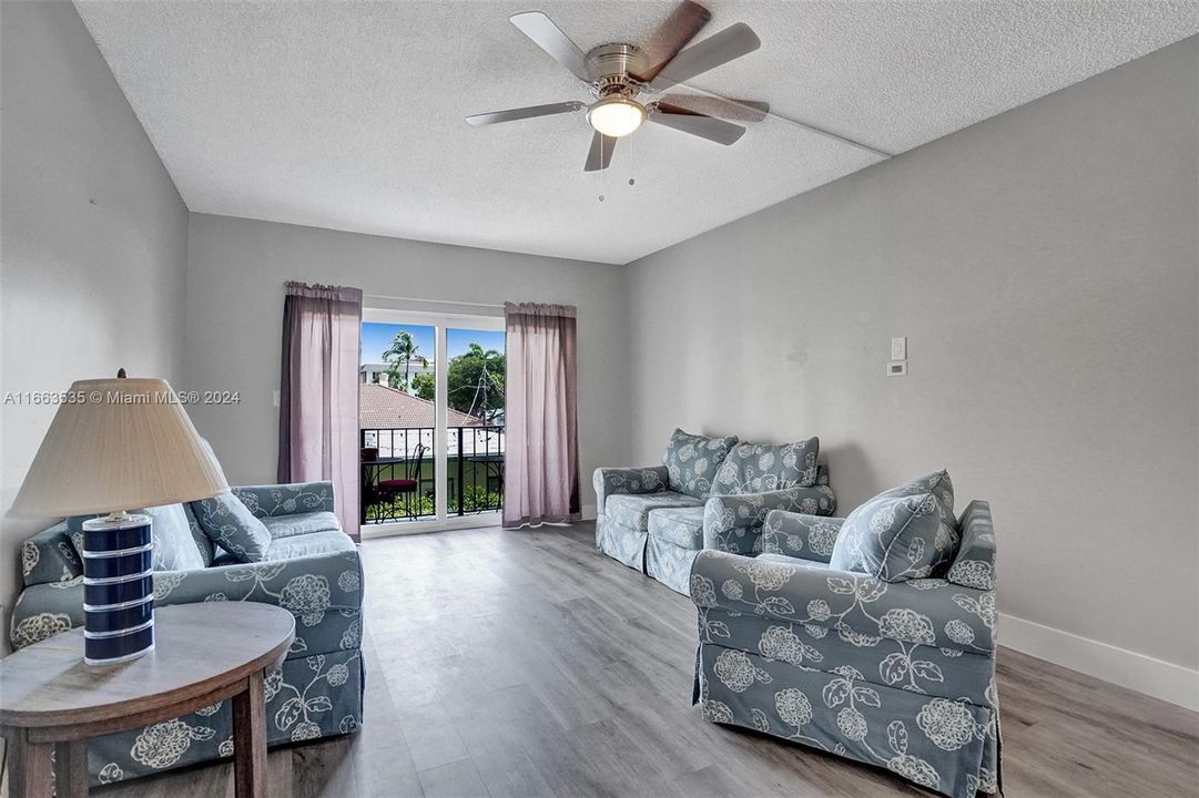 For Sale: $369,900 (2 beds, 2 baths, 1098 Square Feet)