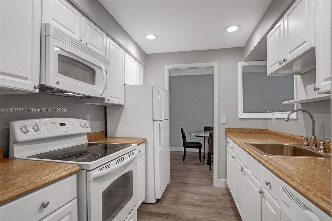 For Sale: $369,900 (2 beds, 2 baths, 1098 Square Feet)