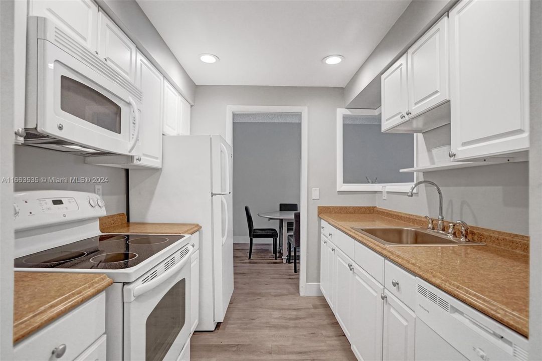 For Sale: $369,900 (2 beds, 2 baths, 1098 Square Feet)