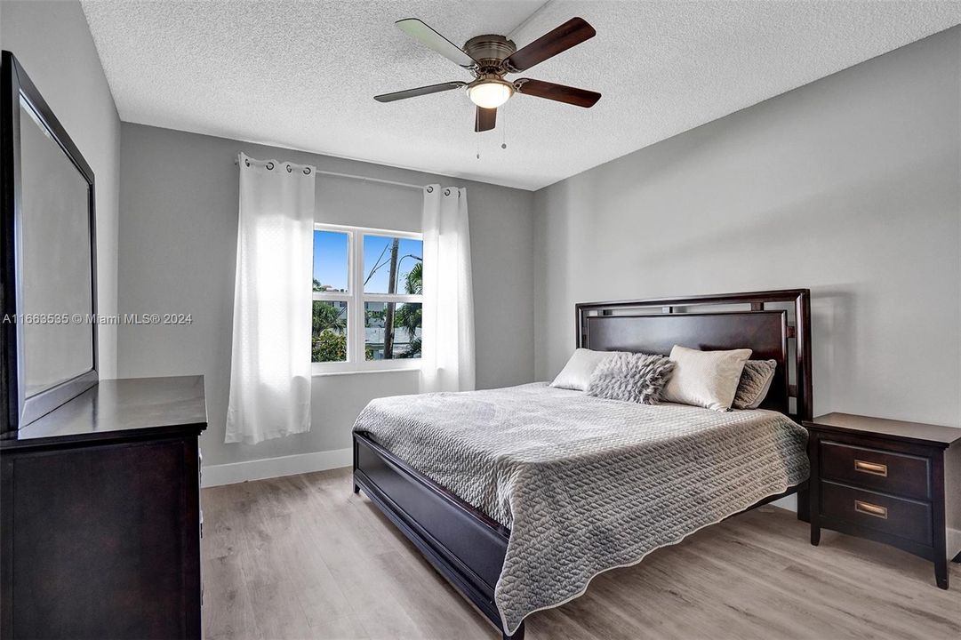 For Sale: $369,900 (2 beds, 2 baths, 1098 Square Feet)