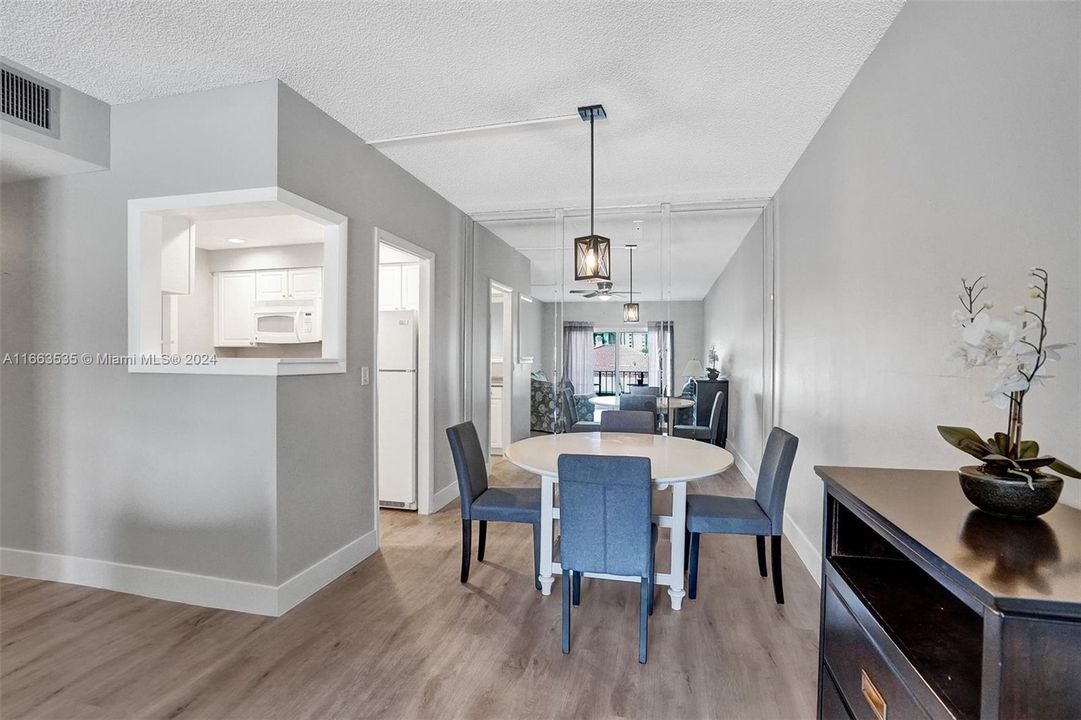 For Sale: $369,900 (2 beds, 2 baths, 1098 Square Feet)